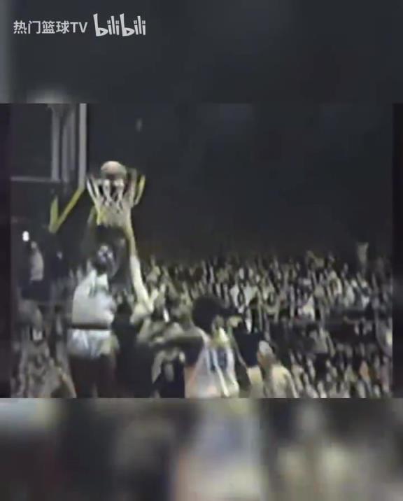 这是怪物吗？张伯伦高中时期是怎么打球的？校园里的明星！